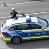 Beamte der Verkehrspolizei Günzburg stoppten auf der A8 einen Lastwagen mit loser Stoßstange.