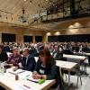 Über 200 Gemeinde- und Stadträte waren zur gemeinsamen Sitzung von 13 Kommunen zum Dritten Gleis nach Neusäß gekommen.
