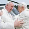 Papst Franziskus (links) und der den emeritierten Papst Benedit XVI. verstehen sich gut. Das Bild entstand bei einem Treffen 2013 in Castel Gandolfo.