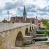 Die Steinerne Brücke führt über die Donau zur Altstadt.