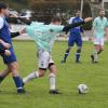 Nicht zu bremsen war der VfL Westendorf. Auch wenn hier Bonstettens Jan Halank das Trikot von Nick Dollinger einem Belastungstest unterzieht. Foto: Karin Tautz