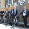 Jürgen Hörmann (1. Bürgermeister Obergriesbach), Andreas Wiesner (1. Bürgermeister Dasing), Roland Eichmann (1. Bürgermeister Friedberg) Dr. Klaus Metzger (Landrat) und Klaus Habermann (1. Bürgermeister Aichach) stellen den neuen E-Bike-Verleih vor (von links). 