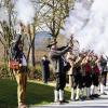 Lautstark Salut schossen die Böllerschützen aus der Region vor der Burggrafenhalle. In Burtenbach fand der 70. Bezirksschützentag statt. Erstmals hatte der Schützengau Burgau die Gastgeber-Rolle übernommen. 	