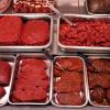 Pferdefleisch in einer Fachfleischerei: 100 g Rind enthalten durchschnittlich 8,5 g Fett - bei Pferdefleisch sind es nur 2,7 g. Foto: Ingo Wagner dpa