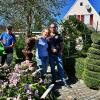 Christine und Meinrad Liepert mit ihrem Sohn Aaron in ihrem ganz persönlichen Gartenparadies in Langenreichen.