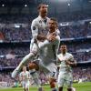 Real Madrids Cristiano Ronaldo (rechts vorne) jubelt mit seinem Teamkollegen Sergio Ramos über das Tor zum 1:0.