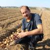 Karlheinz Götz aus Birkhausen erntet in diesem Jahr weniger Kartoffeln. Für ihn bedeutet das Verlust.