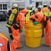 Bei dem Einsatz packte die Feuerwehr in Mering den Eimer mit den Chlortabletten in eine spezielle Tonne für Gefahrgut.