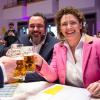 Nicola Beer, Spitzenkandidatin der FDP bei der Europawahl und Daniel Föst, FDP-Bundestagsabgeordneter, stoßen beim Politischen Aschermittwoch der FDP an.