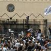 Wütende Demonstranten versuchten die US-Botschaft in Sanaa, Jemen zu stürmen. Foto: Yahya Arhab dpa