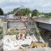 Ein Bild von der Unglücksstelle: In Augsburg ist ein Teil der alten Ackermann-Brücke eingestürzt. Drei Menschen wurden verletzt.