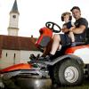 Jürgen Engelhart und sein Sohn Joris bereiten die Wiese vor der Witzighauser Kirche Mariä Geburt auf das große Dorffest vor. Heute wird dort mit dem Aufbau begonnen. 