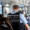 Manchmal rückt auch die Polizei aus, um die Maskenpflicht in Bus und Bahn zu kontrollieren.