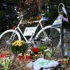 Bei einer Fahrrad-Demonstration für den bei einem Unfall gestorbenen Radaktivisten Andreas Mandalka wurde an der Unfallstelle ein „Ghostbike“ aufgestellt.