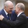 Alexander Lukaschenko (links) begrüßt Wladimir Putin bei einem Treffen im November 2017.