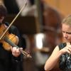 Julia Fischer (Violine), Louis Vandory (Violine) sowie Felix Mildenberger (Dirigent) mit dem Orchester der Deutschen Kammerphilharmonie Bremen eröffneten am Freitag in Bad Wörishofen das Festival der Nationen 2020.