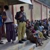 Afghanische Einwanderer warten vor dem afghanischen Konsulat im pakistanischen Quetta, um Reisedokumente für die Rückkehr in ihr Heimatland zu erhalten.