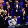 Minister applaudieren und gratulieren ANgela Merkel nach ihrer Wiederwahl zur Bundeskanzlerin.