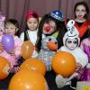 Clown Martina Smith feiert mit den Kindern Anneliese, Julia, Leonie, Lia Marie sowie Yasmin und Lydia im Pfarrsaal von St. Thaddäus Fasching.  	