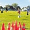 Beim Fußballkegeln zeigte der jüngste Teilnehmer, der vierjährige Paul Kohler von der G-Jugend, seinem Mannschaftsführer und Spielertrainer der Ersten, Michael Finkel (links), wie man mit einem satten Schuss alle Neune trifft.  