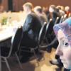 Teilnehmer an der Deutschen Islamkonferenz zu Beginn der Sitzung im Berliner Bezirk Kreuzberg. Die Vertreter aus Vereinen, Gemeinden und der Politik verständigten sich unter anderem auf eine Erklärung gegen häusliche Gewalt.   
