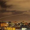 Israels Iron-Dome-Raketenabwehrsystem fängt Raketen ab, die aus dem Gazastreifen in Richtung Israel abgefeuert werden, gesehen vom Gazastreifen aus.