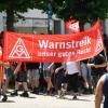 Bei sommerlichen Temperaturen trafen sich die Wanzl-Mitarbeiter zum Warnstreik in Leipheim. Rund 800 Beschäftigte aus Kirchheim und Leipheim gingen auf die Straße. 	