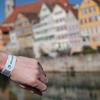 Ein Mann trägt in Tübingen ein Tagesticket-Armband. Damit kann man etwa in Geschäften einkaufen. 