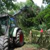 In Riederau wütete der Sturm am Mittwochnachmittag heftig: Diesem Anwohner am Oberen Forst fielen vier Fichten aufs Grundstück. 