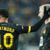 Dortmunds Torschütze Marco Reus (r) jubelt mit Jadon Sancho über das zweite BVB-Tor.