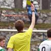 Referee Felix Wolf (Mitte) schickte die Gundelfinger Marius Brugger (links) und Fabio Kühn (8) vorzeitig vom Platz und erntete für seine umstrittenen Entscheidungen häufig nur ein mitleidiges Lächeln.