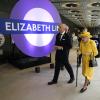Die britische Königin Elizabeth II. und Prinz Edward besuchen die "Elizabeth Line" im Bahnhofs Paddington.