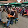 Ein ungewohnter Anblick: Gut 220 Menschen besuchten am Sonntagabend das Biergarten-Konzert von „Tom & Basti“ im Landgasthof Vogelsang. 	