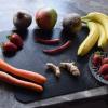 Stillleben mit Obst und Gemüse. Karotten, Erdbeeren, Rote Beete, Mango, Bananen, Ingwer und Chillischoten sind in den Immun-Boostern von Florian Kempter enthalten.