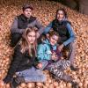 Bei Familie Kratzer in Gablingen helfen alle zusammen. Max Kratzer mit seiner Frau Andrea und den Mädchen Louisa und Julia. Die Zwiebelernte ist für dieses Jahr eingefahren.