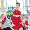 Die Landsberger A-Jugend-Handballer (rote Trikots) sind in der Qualifikation für die Landesliga-Süd einen Schritt weiter. 