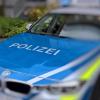 Mehrere Männer haben in Augsburg Böller auf Passanten geworfen, berichtet die Polizei.