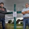 Die beiden Landwirte Michael Haußer (links) und Andreas Schmid haben im Ostallgäu grüne Kreuze aufgestellt – als Protest gegen steigende Auflagen und den öffentlichen Druck.