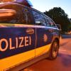 Die Polizei Beilngries sucht nach einem Unbekannten, der in Denkendorf ein Katzenskelett an einen Außenspiegel gehängt hat.