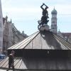 Noch sind die städtischen Brunnen in Augsburg verhüllt. Und das trotz schönsten Wetters. 