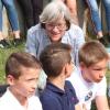 Schulleiterin Renate Schöffer liebt den Kontakt zu den Schülern, hier beim Pflanzen des Jahrgangsbaums 2018. 