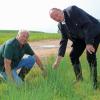 Landwirt Vitus Kleinle (links) und Bürgermeister Wolfgang Schenk auf Ortstermin am Schäfgraben südlich von Lauingen. Die Binsen sind eine typische Pflanze für Feuchtwiesen – ein ideales Nahrungsgebiet für Störche, so Schenk. 