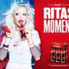 Auch die britische Pop-Sängerin Rita Ora posiert mit einer Colaflasche in der Hand. 