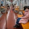 Wo sich sonst Pendler drängen, ist Leere: die U-Bahn in Chinas Hauptstadt Peking.