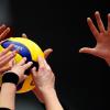Volleyballspielerinnen am Ball.