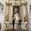 Weiß dominiert den Innenraum der Breitenthaler Kirche. Links Pfarrer Klaus Bucher, rechts Andreas Harder (Kirchenpflege).