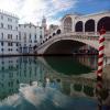 Unverwechselbar: Venedig ist wegen seiner Wasserstraßen einzigartig, hier ist die Rialto-Brücke über dem Canal Grande zu sehen.