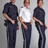 In Österreich hingegen hat die Polizeiuniform für den Sommer-Außendienst an der Hose einen markanten Streifen.