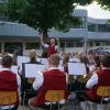 Dirigent Bob Sibich freut sich mit den Musikern über eine rundum gelungene Serenade in Fischach.