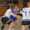 Hannah Ruchti (blaues Trikot) und die Landesliga-Handballerinnen des Kissinger SC unterlagen dem TSV Herrsching am Ende mit 23:24 beim Saisonauftakt. Lange Zeit sah es nach einem Sieg des KSC aus.  	